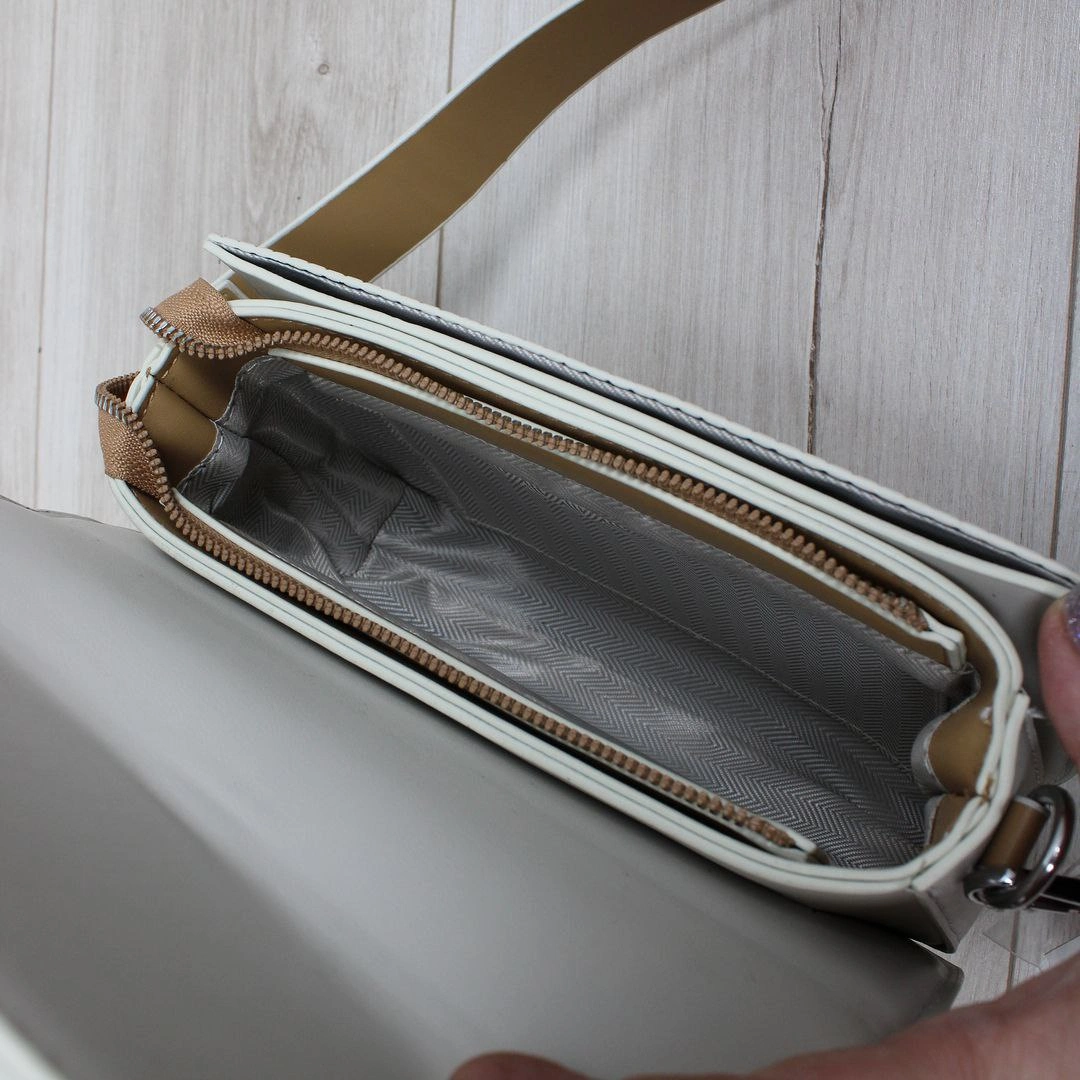 Жіноча сумка молочна крос-боді для романтичного побачення